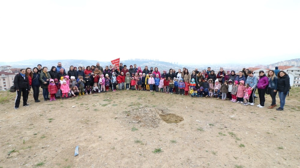 Minik eller fidanları toprakla buluşturdu 