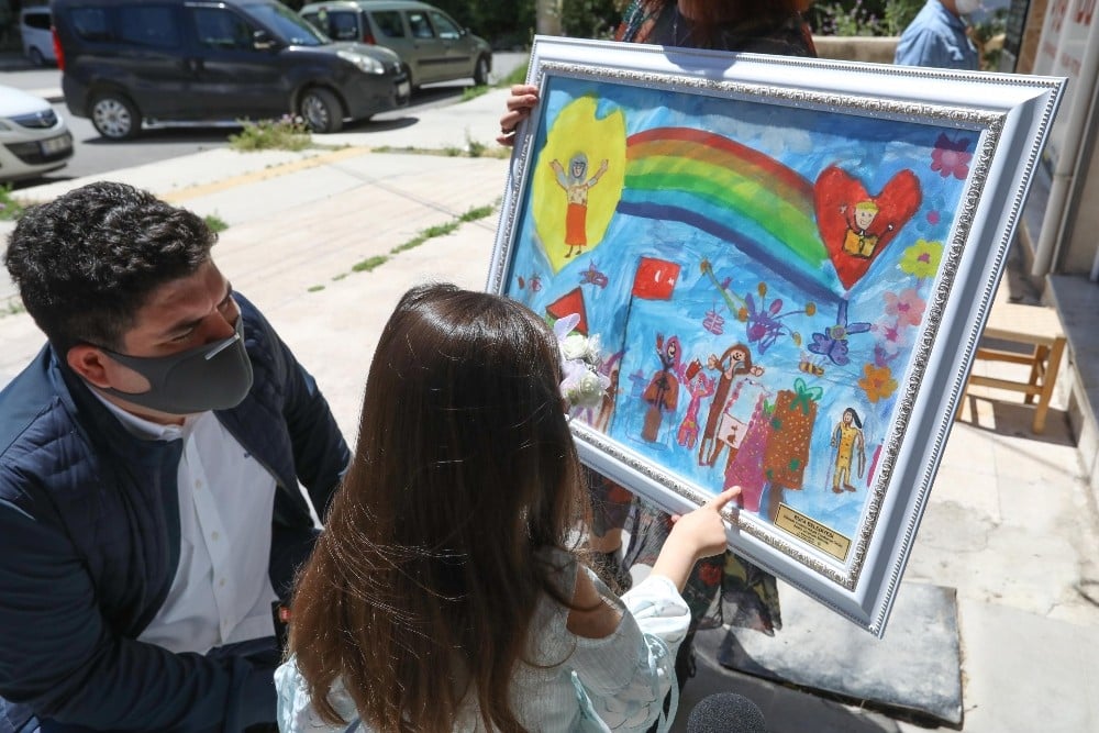 Minik eller Zübeyde Ana’yı resmetti 