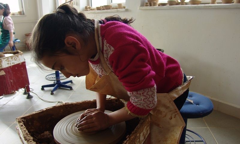 Minik ellere çamur bulaştı 