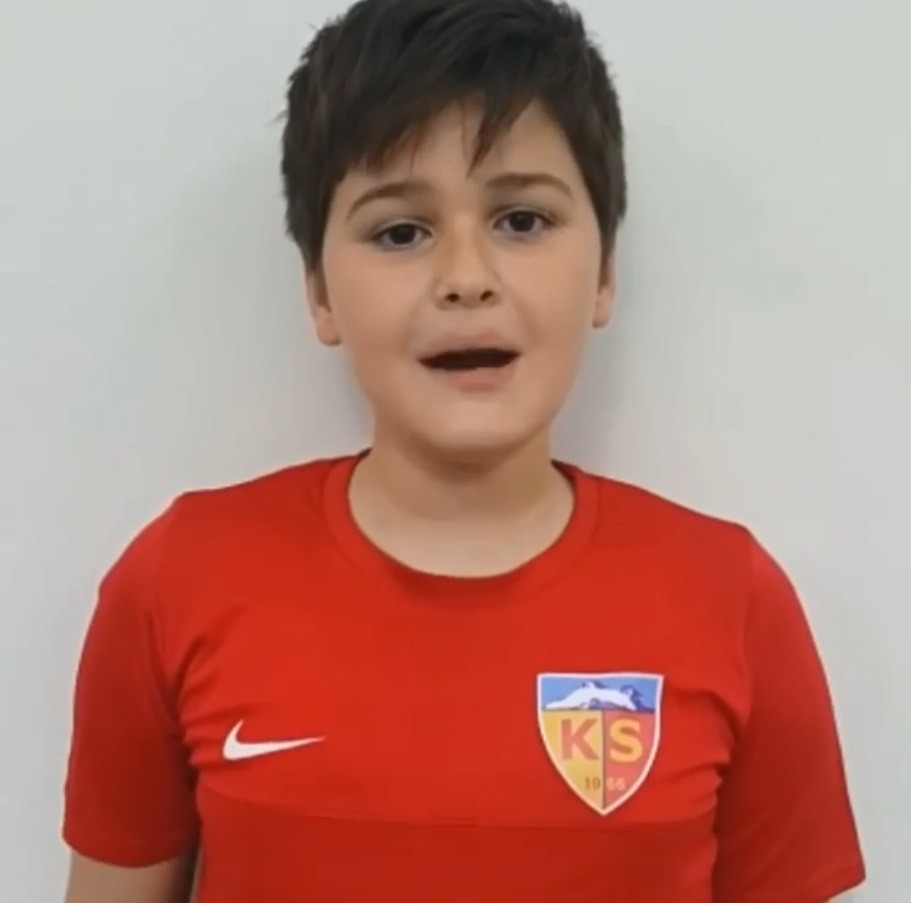 Minik futbolculardan ’Evde Kal’ çağrısı 