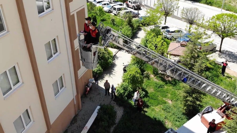 Minik Göktuğ’un doğum günü pastası itfaiye merdiveniyle ulaştırıldı 