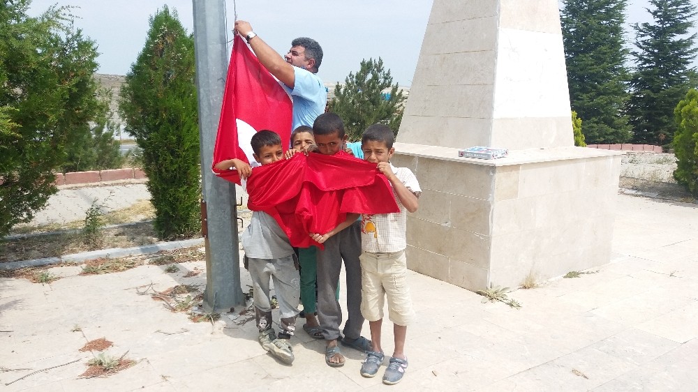 Minik gönüllerin bayrak sevgisi 
