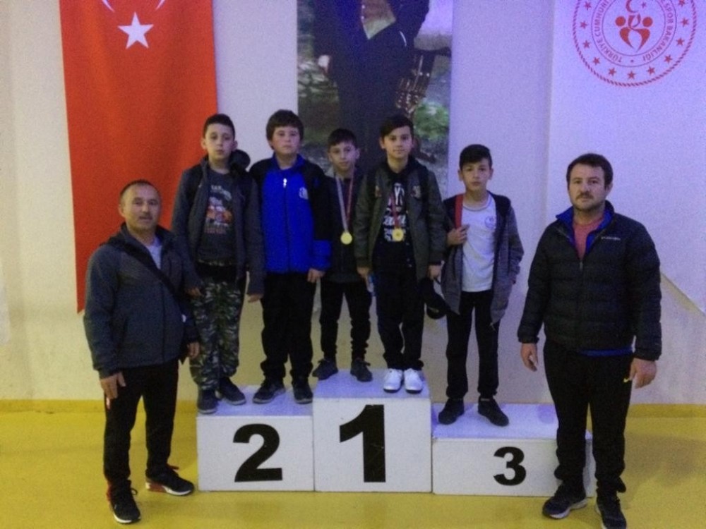 Minik Güreşçiler madalya ile döndü 