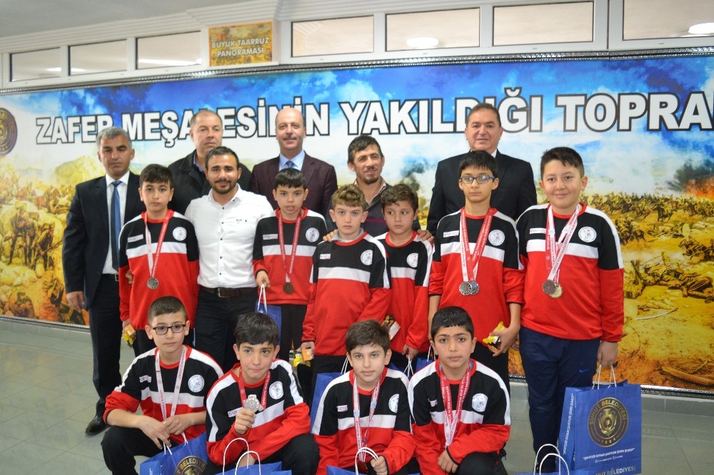 Minik güreşçilerden Başkan Bozkurt ve jandarmaya ziyaret 