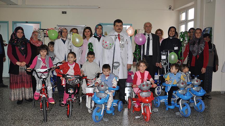Minik hastalara serum askısı takılı bisiklet