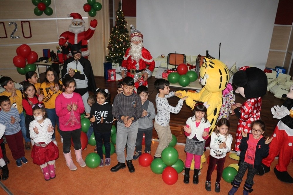 Minik hastalara yeni yıl eğlencesi 