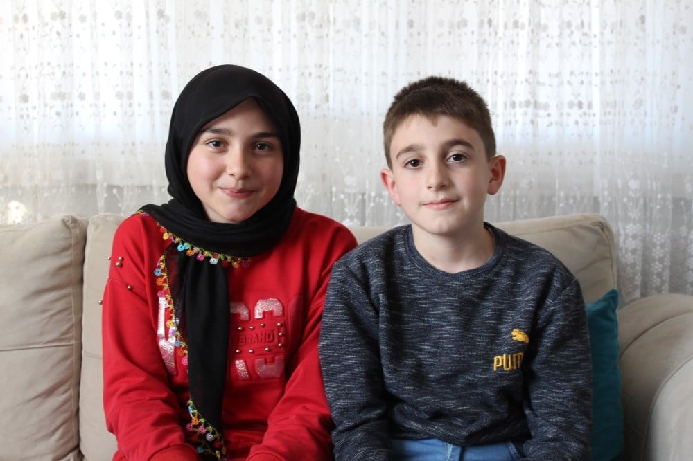 Minik iki kardeşten büyük hareket: Jandarma aracını durdurup harçlıklarını bağışladılar 