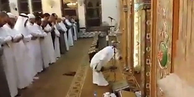 Minik imam cemaate böyle namaz kıldırdı