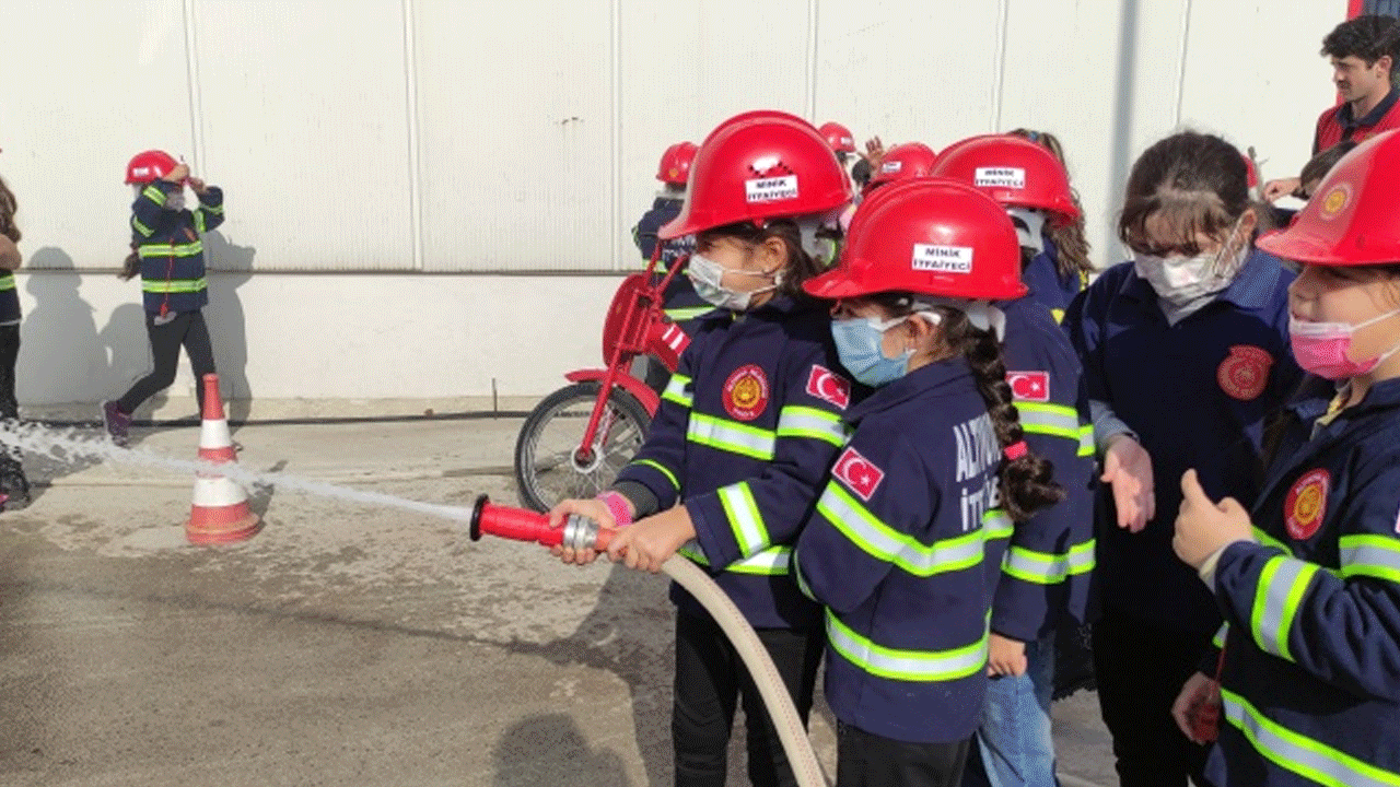 Minik itfaiyeciler iş başına geçti