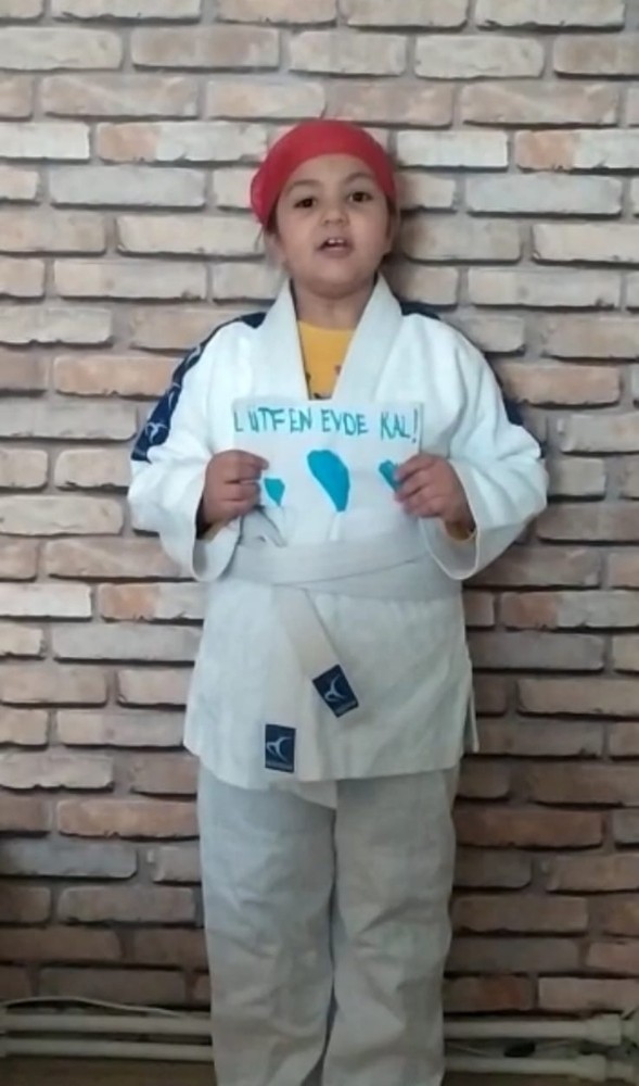Minik judoculardan ’evde kal, spor yap Türkiye’ mesajı 