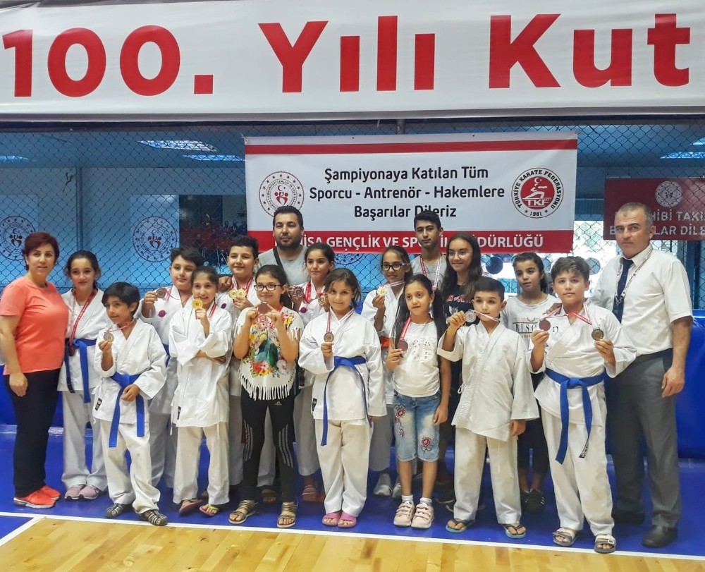 Minik Kaan’dan Foça’ya zafer kupası 
