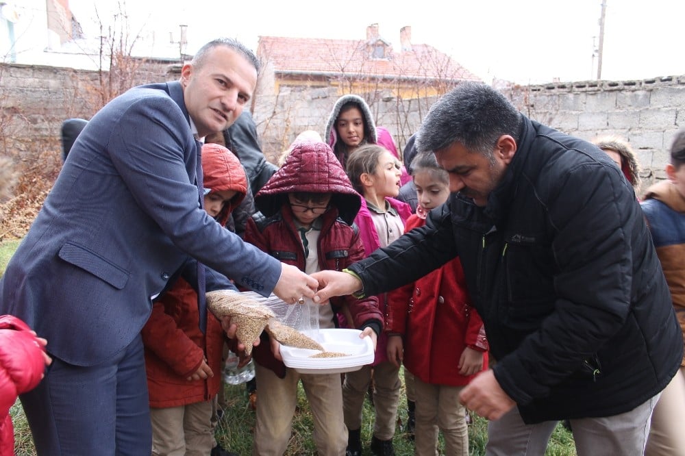 Minik kalpler sokak hayvanlarını unutmadı 