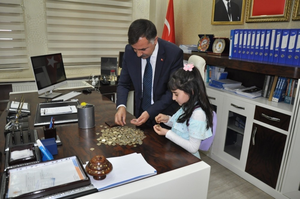 Minik Kardelen ‘Biz Bize Yeteriz Türkiyem’ kampanyasına kumbarasını bağışladı 