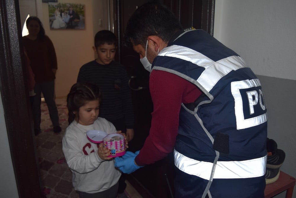 Minik kardeşler, kumbaradaki harçlıklarını Milli Dayanışma Kampanyası’na bağışladı 