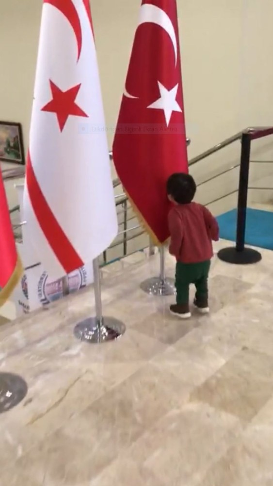 Minik Kerem onlarca bayrağın arasında Türk Bayrağına koşup öptü 