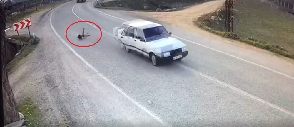 Minik kız seyir halindeki otomobilden düştü 