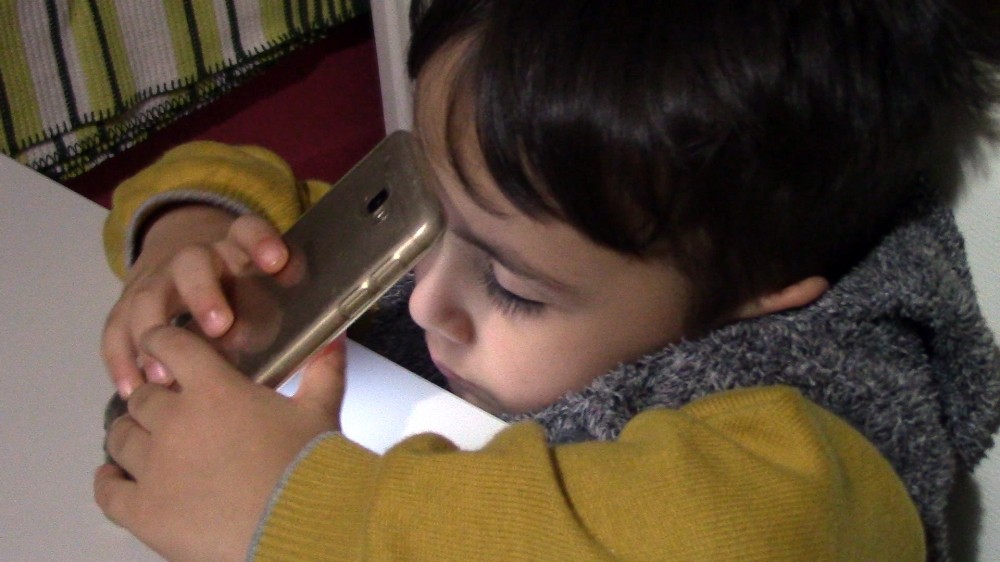 Minik Mehmet Can’ın telefon tutkusu uykuya yenik düştü 