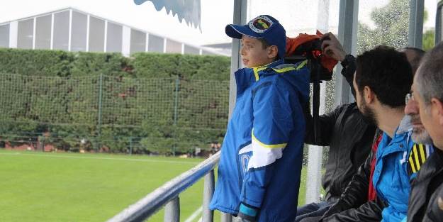 Minik Mert, çok sevdiği Fenerbahçe’nin maçında