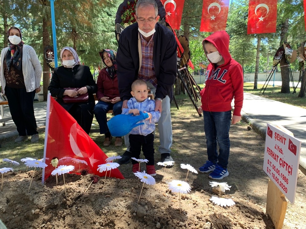 Minik Mete, şehit babasının kabrine su döktü 