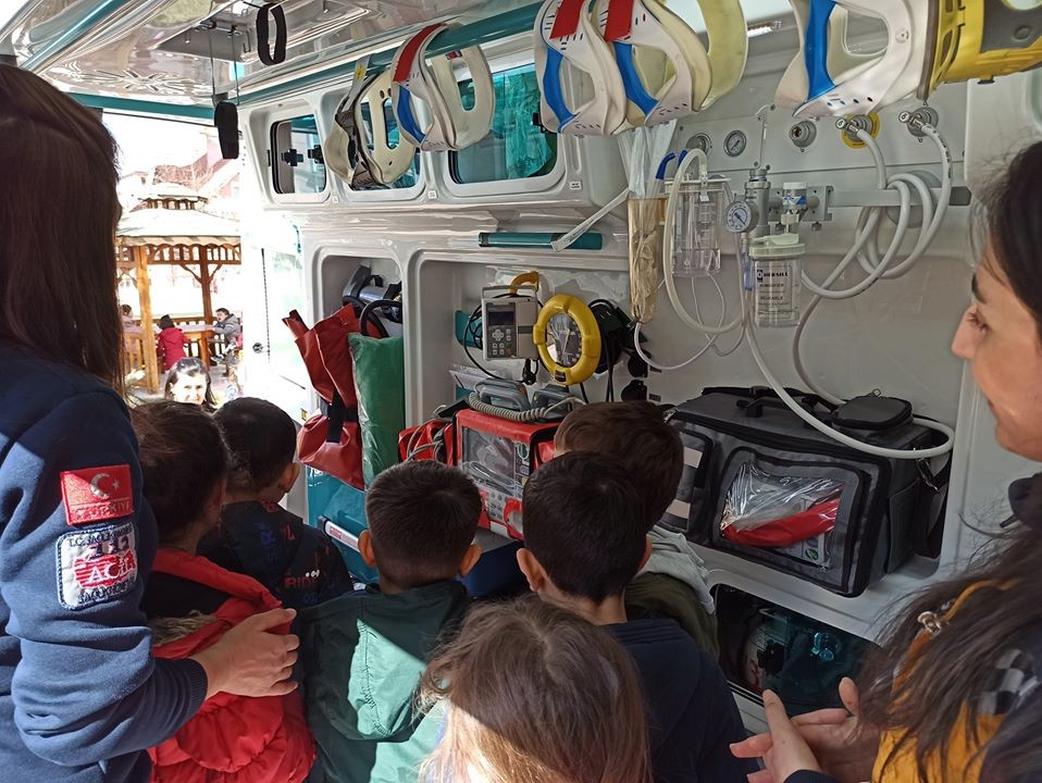 Minik öğrenciler ambulans hakkında bilgilendirildi 