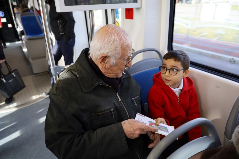 Minik öğrenciler büyüklerine kitap hediye etti 