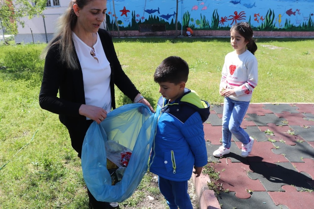 Minik öğrenciler, çöp topladı, ağaçları suladı 
