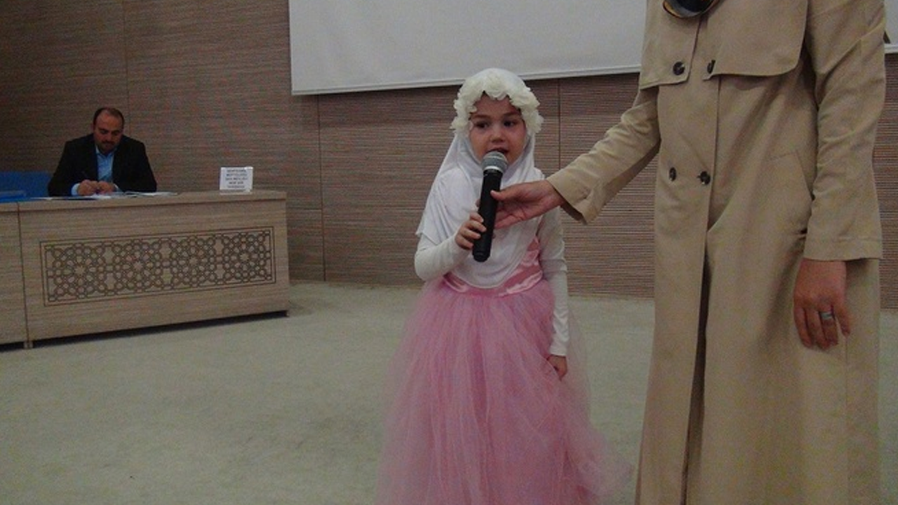 Minik öğrenciler, hadis okumak için yarıştı