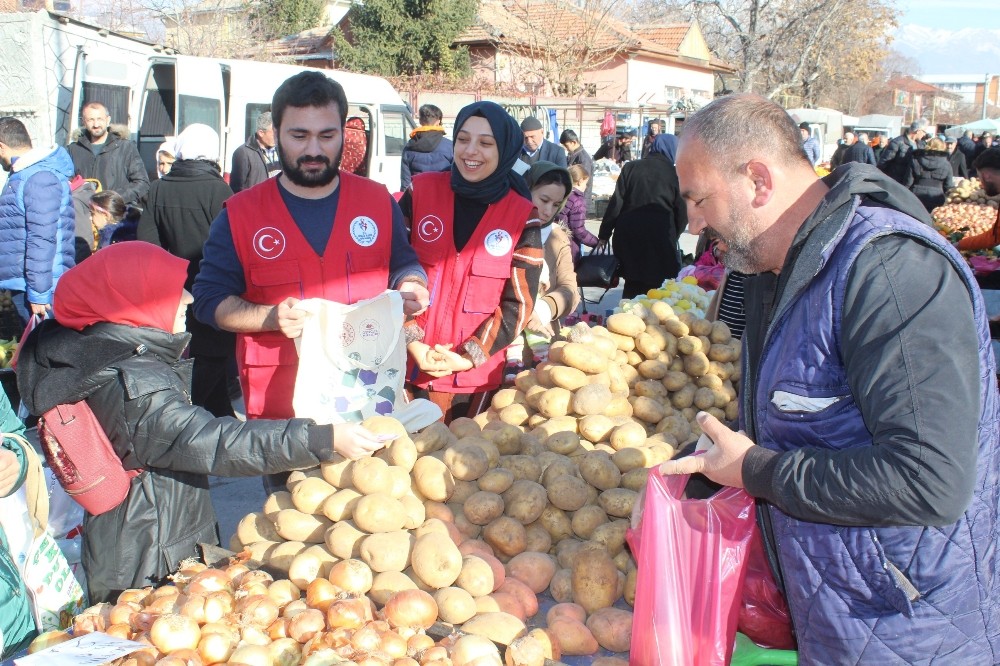 Minik öğrenciler, harçlıkları ile maddi imkanları iyi olmayan ailelere pazar alış verişi yaptılar 