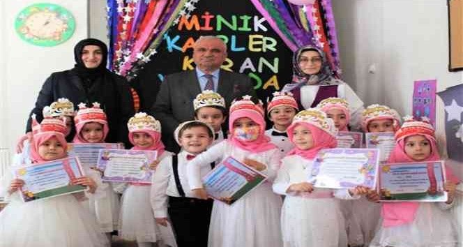 Minik öğrenciler Kur'an-ı Kerim'e geçmenin mutluluğunu yaşadı