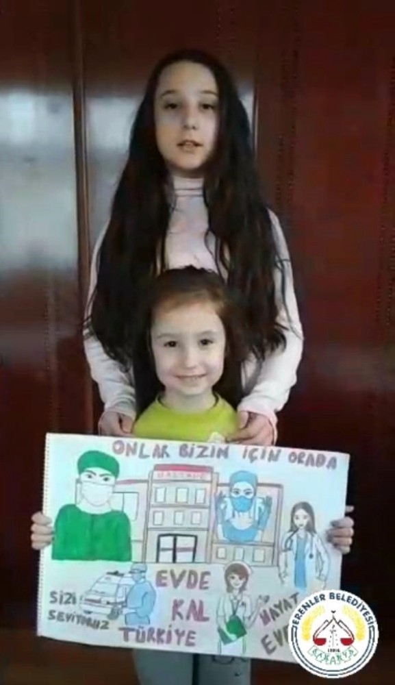 Minik öğrenciler sağlıkçı abla ve abilerinin haftalarını hazırladıkları videoyla kutladı 