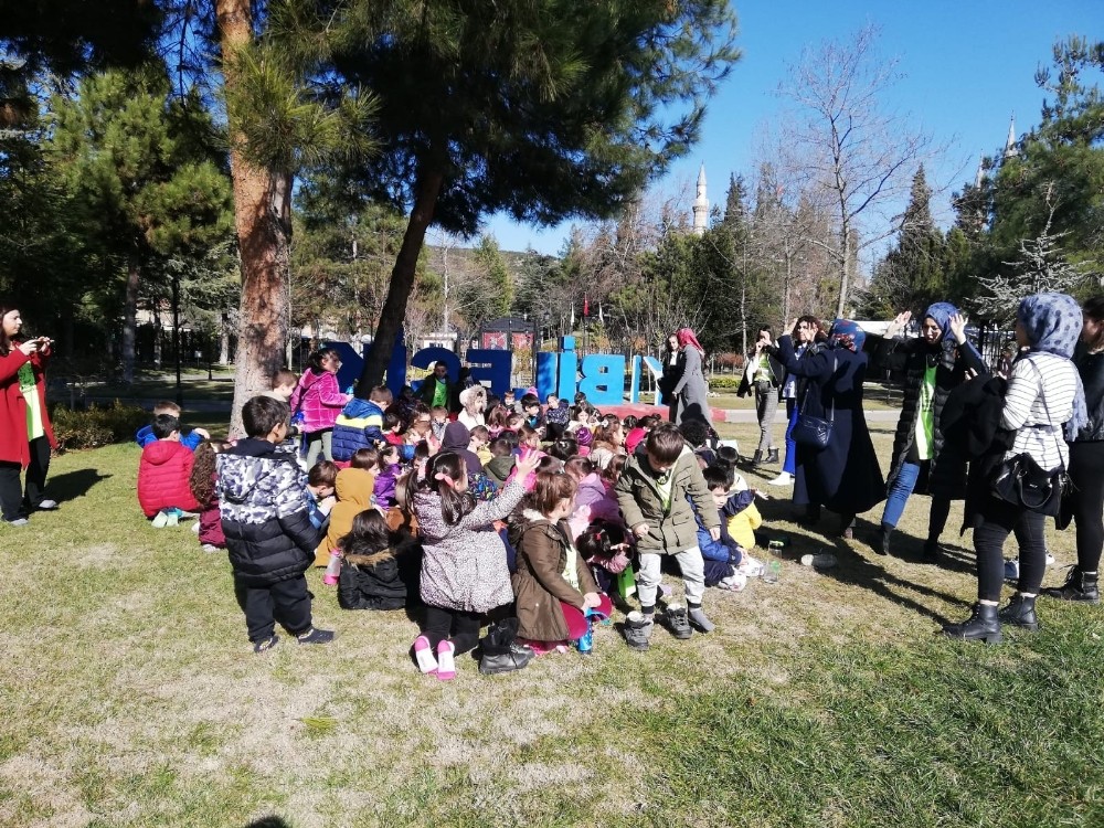 Minik öğrenciler tarih şeridini gezdi 