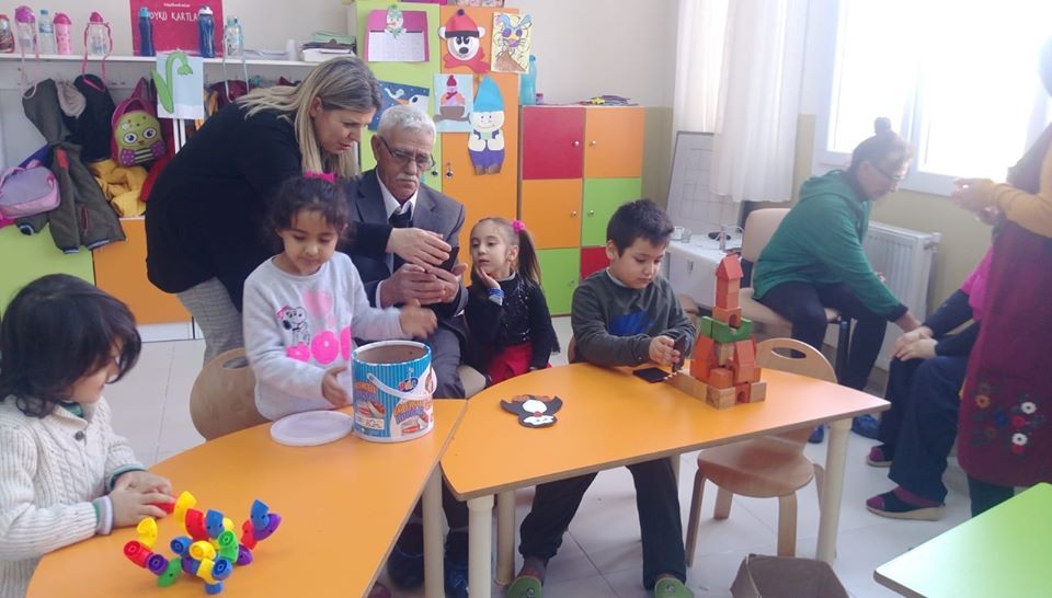 Minik öğrenciler yaşlılarla buluştu 