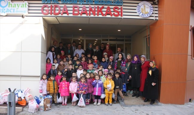 Minik öğrencilerden anlamlı yardım