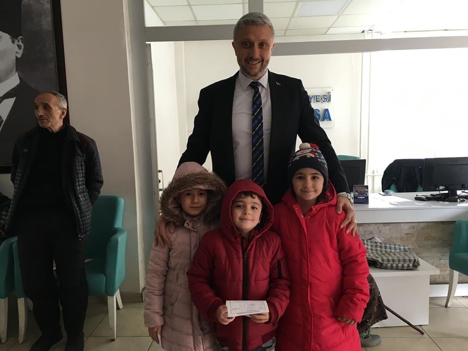Minik öğrencilerden depremzedelere yardım 