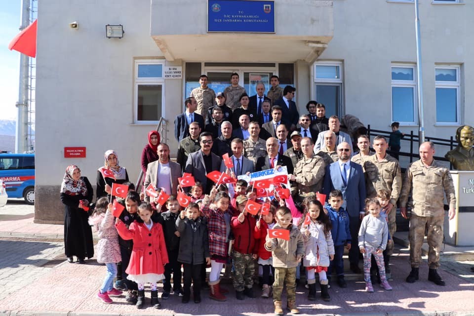 Minik öğrencilerden Mehmetçiğe destek ziyareti 