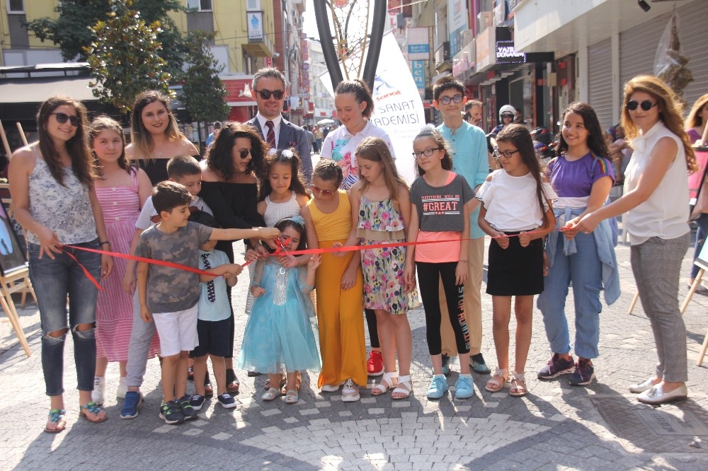 Minik öğrencilerden resim sergisi 