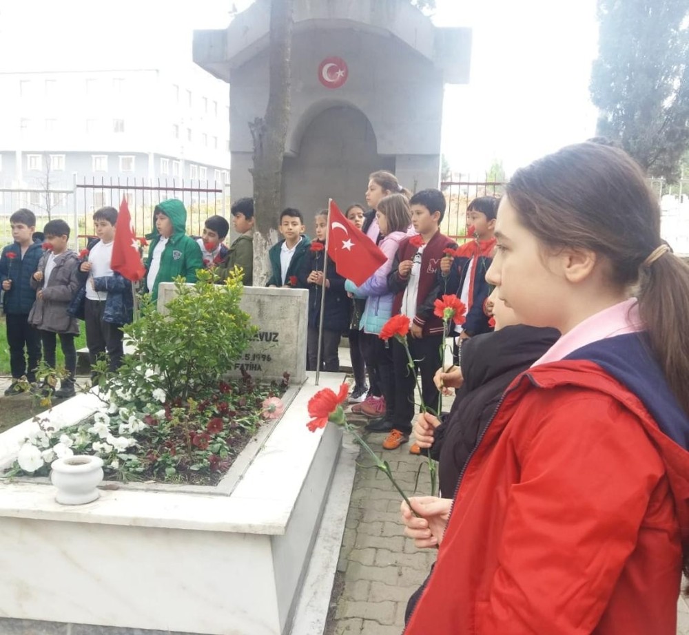 Minik öğrencilerden şehitliğe ziyaret 