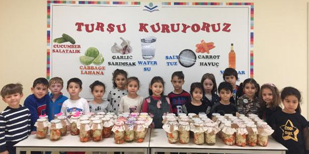 Minik öğrencilerden turşu ile yardım