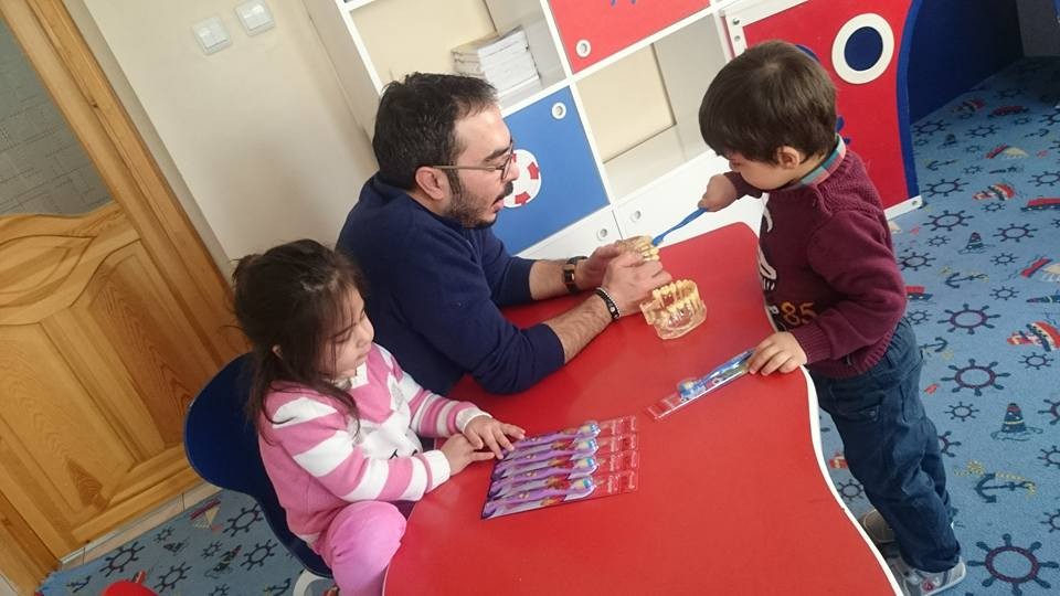 Minik öğrencilere diş fırçalama eğitimi 