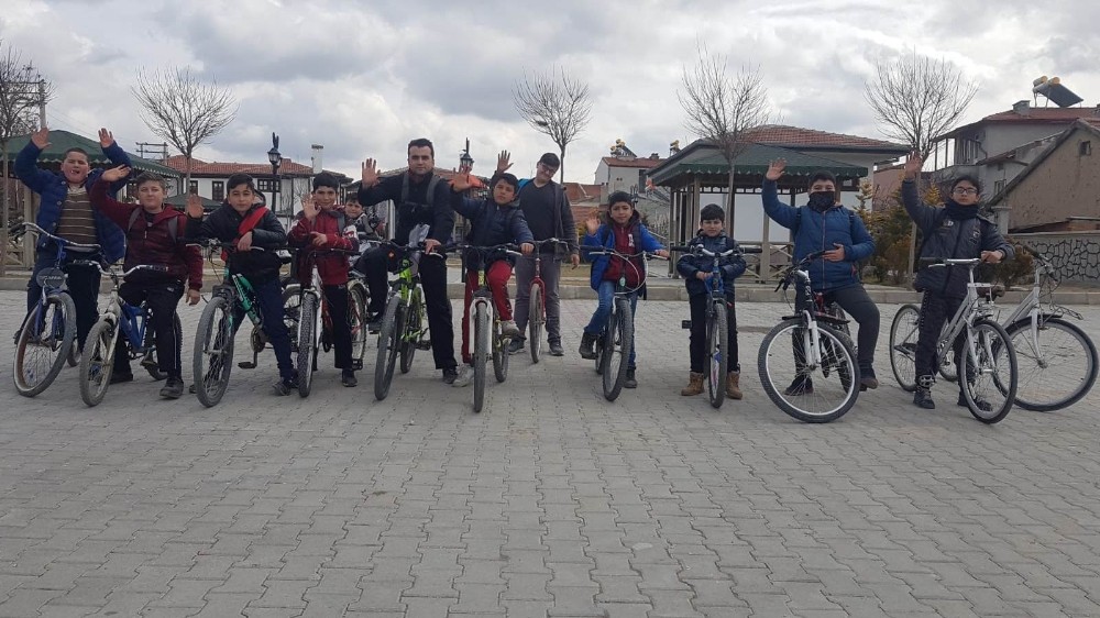 Minik öğrencilerin bisiklet turu keyfi 