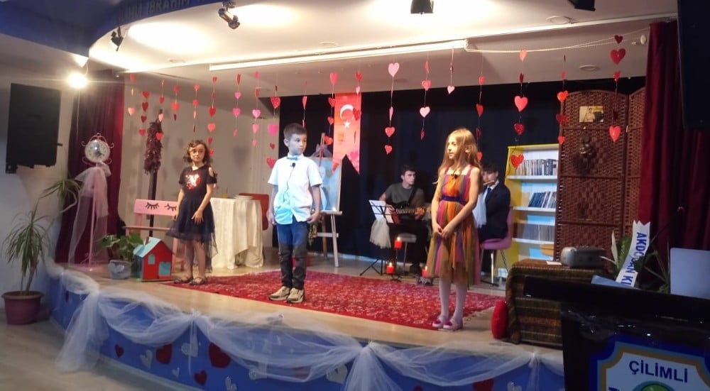 Minik öğrencilerin gösterisi duygu dolu anlar yaşattı 