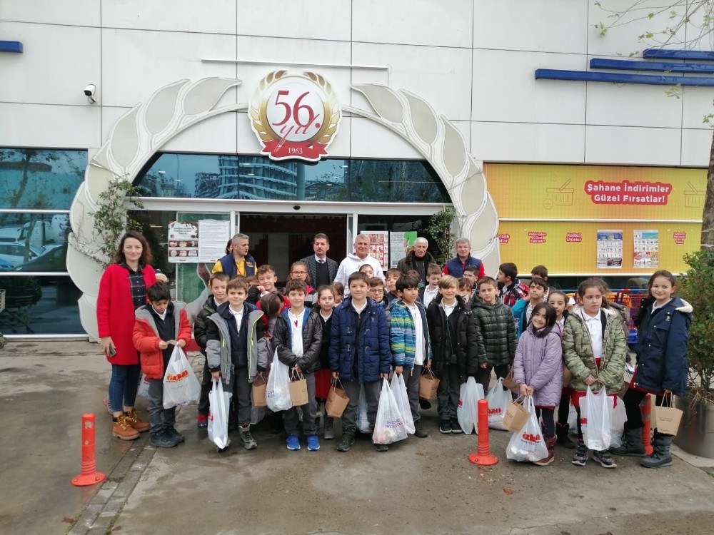 Minik Özhan dostları alışverişteydi 
