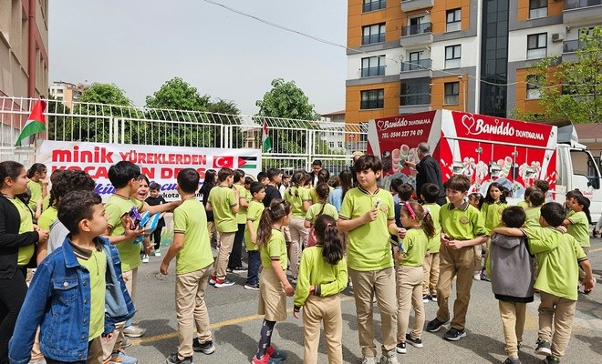 Minik protestoculara dondurma sürprizi