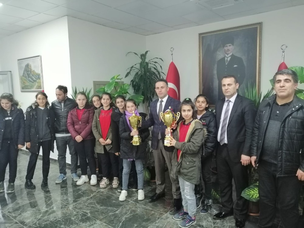 Minik şampiyonlar kaymakam Doğan’ı ziyaret etti 