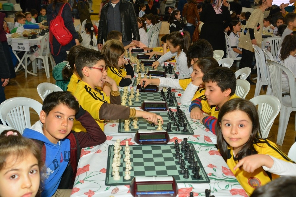Minik satranççılar birincilik için yarıştı 