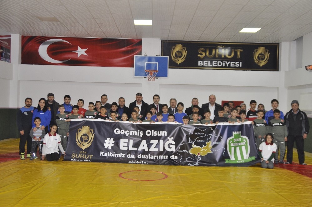 Minik sporculardan Elazığ ve Malatya depremine pankartlı destek 