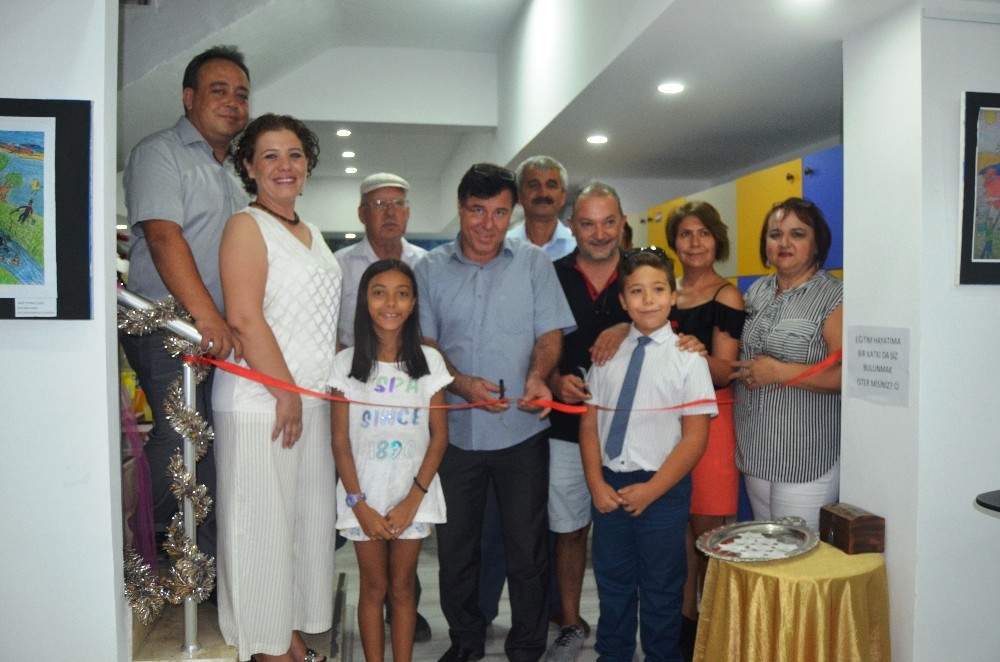 Minik Talip ilk resim sergisini açtı 