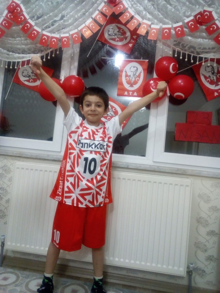 Minik taraflarlar 23 Nisan’ı evlerinde kutladılar 