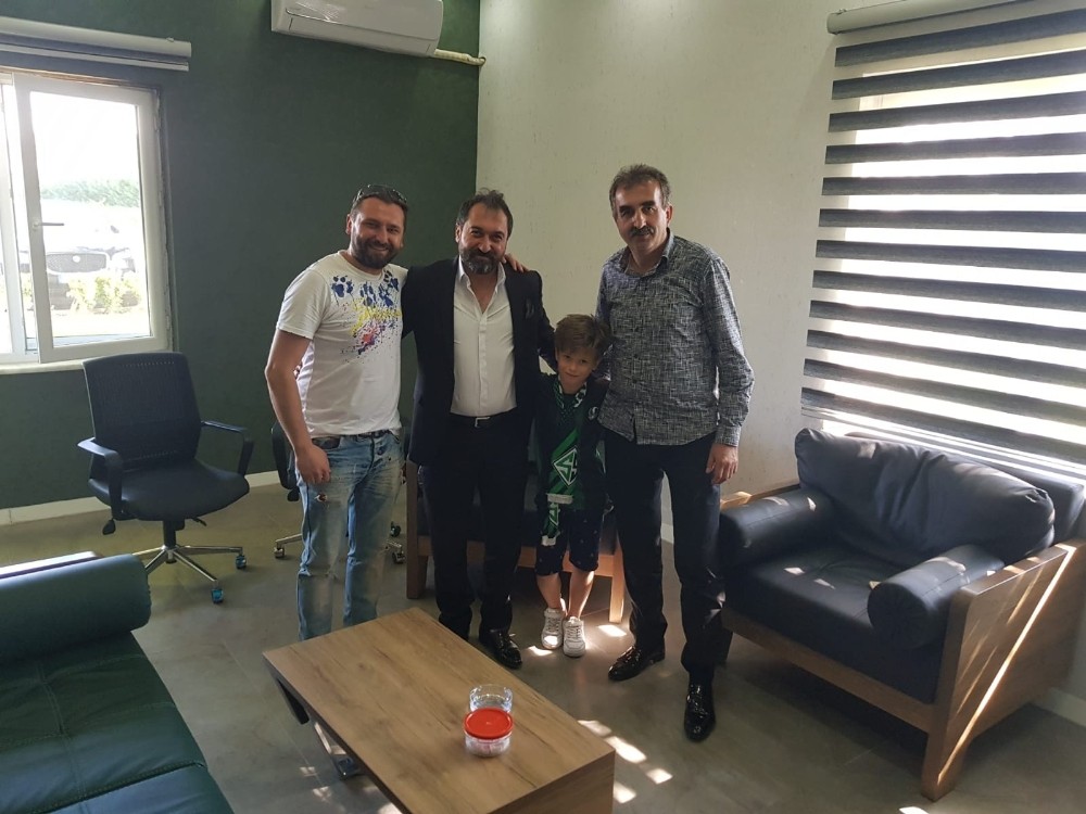 Minik taraftar bayram harçlığını Başkan Nalbant’a teslim etti 