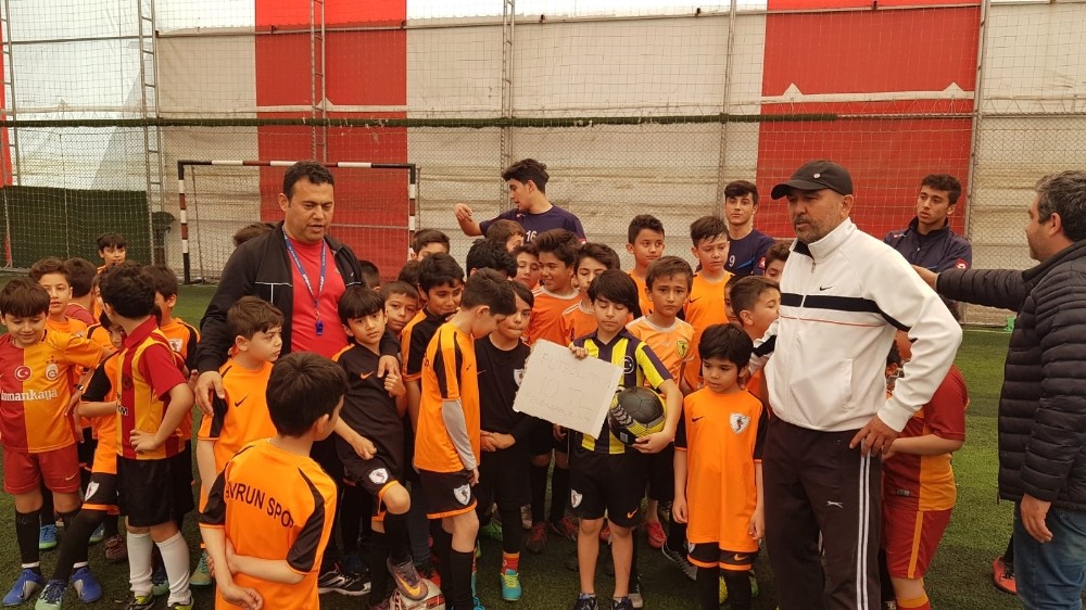 Minik taraftar topunu satıp Fenerbahçe’ye bağış yaptı 